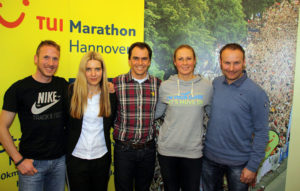 Prominente Runde: v. l. Jan Fitschen, Tina Voß, Michael Greis, Sandra Wallenhorst und Christopher Nordmeyer machen Appetit auf den TUI Marathon in Hannover.