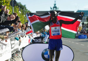 Wilson Kipsang nach seinem Weltrekordlauf beim Berlin Marathon 2013. Quelle: SCC EVENTS/Camera4