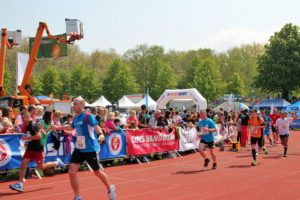 Zieleinlauf der laufbegeisterten Handwerkerinnen und Handwerker beim Trollinger-Marathon und Halbmarathon in Heilbronn (Foto: Handwerkskammer)