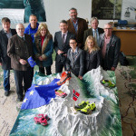 Die Verantwortlichen der ZUGSPITZ EXPERIENCE von links nach rechts: Martin Hohenegg (Bürgermeister Ehrwald); Andreas Hildebrandt (1. Bürgermeister Grainau); Wolfgang Pohl (Geschäftsführer Vivalpin); Maria Zwölfer (Bürgermeisterin Lermoos); Thomas Schmid (1. Bürgermeister Garmisch-Partenkirchen); Katrin Perktold (Geschäftsführerin Tiroler Zugspitz Arena); Peter Nagel (Tourismusdirektor Garmisch-Partenkirchen); Zana Koval (Sponsoring BMW), Meinhard Süß (Forstbetrieb Oberammergau); Ernst Mayer (stellvertretender Obmann Tiroler Zugspitz Arena).