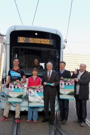 Von links nach rechts: Tolger Arnold, Claudia Mordas, Reinhard Paß, Philipp Weber und Manfred Wahrich vor einer der BOGESTRA-Bahnen, die am 18. Mai zum Einsatz kommen werden. Foto: MMP