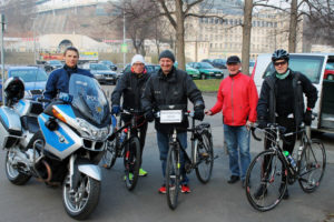 v.l.n.r.: Polizeihauptmeister René Kaune (Polizeieskorte), Franz Feddema (NL, Vermesser), John Kunkeler, (NL, Vermesser), Steffen Gottert (Org-Team), Hans-Jörg Lange (Org-Team). Fotoquelle: Veranstalter