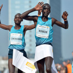 Leonard Komon vor Abraham Cheroben (beide Kenia) im Ziel des Vattenfall Berliner Halbmarathon 2014. Copyright: SCC EVENTS/Petko Beier