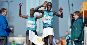 Leonard Komon vor Abraham Cheroben (beide Kenia) im Ziel des Vattenfall Berliner Halbmarathon 2014. Copyright: SCC EVENTS/Petko Beier