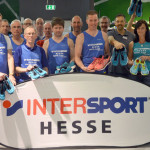 Die Brems- und Zugläufer des E.ON Kassel Marathon 2014 bei der Einkleidung mit Intersport Hesse-Abteilungsleiter Stephan Gundlach (5. v. r.). Foto: mikü