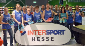 Die Brems- und Zugläufer des E.ON Kassel Marathon 2014 bei der Einkleidung mit Intersport Hesse-Abteilungsleiter Stephan Gundlach (5. v. r.). Foto: mikü