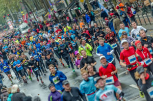 Im Laufschritt durchs Veedel. Copyright: Köln Marathon