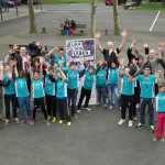 Vorfreude auf den Mini-Marathon: Die Schüler der Möncheberg-Schule mit Beate Sippel (GNH, links), Veranstalter Winfried Aufenanger (2.v.l.), E.ON-Regionaldirektor Ulrich Fischer (links hinten), Sportlehrer Carsten Benthues, Schuldirektor Eike Pollmann und Sozialpädagoge Steffen Schulz. Foto: Michael Bald