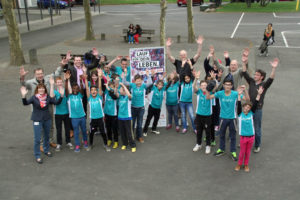 Vorfreude auf den Mini-Marathon: Die Schüler der Möncheberg-Schule mit Beate Sippel (GNH, links), Veranstalter Winfried Aufenanger (2.v.l.), E.ON-Regionaldirektor Ulrich Fischer (links hinten), Sportlehrer Carsten Benthues, Schuldirektor Eike Pollmann und Sozialpädagoge Steffen Schulz. Foto: Michael Bald