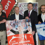 Freuen sich auf einen klimaneutralen E.ON Kassel Marathon (v.l.): Veranstalter Winfried Aufenanger, Jens Nerkamp (4. Deutsche Halbmarathon-Meisterschaft und Bronzemedaillengewinner mit dem Team des PSV Grün-Weiß Kassel), Ulrich Fischer (Regionaldirektor E.ON Energie Deutschland), Finn Möller (Geschäftsführer Arktik). Foto: Michael Bald