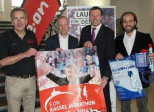 Freuen sich auf einen klimaneutralen E.ON Kassel Marathon (v.l.): Veranstalter Winfried Aufenanger, Jens Nerkamp (4. Deutsche Halbmarathon-Meisterschaft und Bronzemedaillengewinner mit dem Team des PSV Grün-Weiß Kassel), Ulrich Fischer (Regionaldirektor E.ON Energie Deutschland), Finn Möller (Geschäftsführer Arktik). Foto: Michael Bald