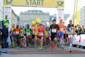 Start des Deusche Post Marathon Bonn, mit Irina Mikitenko. Foto: MMP/SportOnline