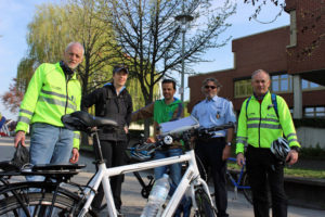 Haben die neue Osterlauf-Strecke amtlich vermessen und hoffen auf neue Rekorde v.l. Dieter Schenzer, DLV, Simone Cramer, Sportservice Paderborn, Frank Götze, Laufexperte Paderborner Osterlauf, Rainer Göke, Hauptkommissar Polizei Paderborn, Norbert Borrmann, DLV