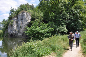 Zur Eröffnung der DonauFelsenLäufe ging es bei der ersten offiziellen Begehung über den Kloster-Felsenweg vorbei am Amalienfelsen. Quelle: Agathe Paglia