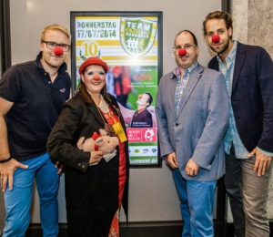 V.l.: Carsten Krebs (Geschäftsführer eichels: Event GmbH), Clownin Fanny (Clinic-Clowns Hannover), Urs Kobler (1. Vorsitzender Clinic-Clowns Hannover), Dennis M. Meyer (GOP-Direktor)