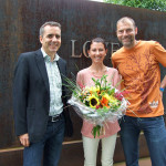 Robert Küng (li) und Günter Ernst gratulierten Sabine Reiner zum Sieg 2011. Fotoquelle: Sparkasse-Marathon