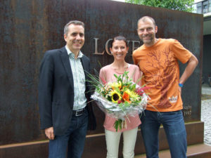 Robert Küng (li) und Günter Ernst gratulierten Sabine Reiner zum Sieg 2011. Fotoquelle: Sparkasse-Marathon