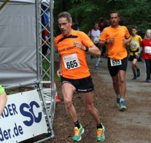 Europameister Thomas Ruminski bei einer Überrundung (beim Söltjerlauf 2014)