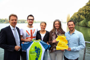 (v.l.): Dr. Raoul Hille (Geschäftsführer Hannover Airport), Michael Thellmann (Gewinner Designer-Wettbewerb Jubiläumsshirt), Lisa Hahner (Marathon-As), Stefanie Eichel (eichels: Event GmbH), Steven Cherundolo (Vorstandsmitglied Aktion Kinderherz)