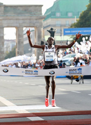 Dennis Kimetto als erster Mensch unter 2:03 h im Marathonziel. Copyright SCC EVENTS/PHOTORUN