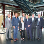 Die Teilnehmer der heutigen Pressekonferenz (vlnr: Frank Baranowski, Ingo Anderbrügge, Rebecca Zimmermann, Ulrich Roland, Robert Schmidt, Franz-Joesf Britz, Bernd Tischler in der Firmenzentrale von Titelsponsor Vivawest Wohnen). Foto: MMP