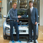 Harald Krüger (rechts), Produktionsvorstand der BMW AG, übergibt den ersten im BMW Werk Leipzig vom Band gelaufenen BMW i3 an BMW Laufsportbotschafter Jan Fitschen. (Aufnahme aus dem Jahr 2013.) Foto-Quelle: BMW