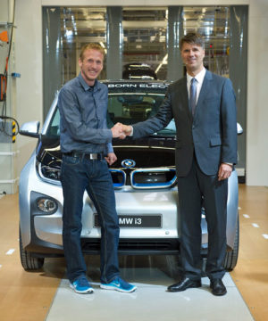 Harald Krüger (rechts), Produktionsvorstand der BMW AG, übergibt den ersten im BMW Werk Leipzig vom Band gelaufenen BMW i3 an BMW Laufsportbotschafter Jan Fitschen. (Aufnahme aus dem Jahr 2013.) Foto-Quelle: BMW