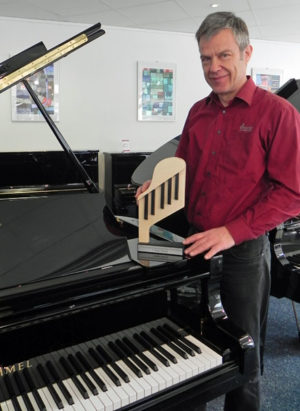 Klavier- und Cembalobauer Herbert Kern aus Flein mit dem diesjährigen Pokal für die Teilnehmer an den Internationalen Handwerksmeisterschaften am 17. Mai. Foto: Handwerkskammer