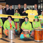 Die Sambagruppe Ramba Zamba sowie (vlnr) Heinz Dieter Konrad, Markus Bergmann (Hotel Königshof), Herwart Bardon, Michael Scharf, Axel Breme (Deutsche Post) und Jürgen Nimptsch). Foto: MMP