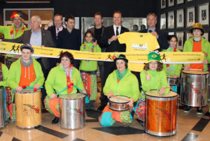 Die Sambagruppe Ramba Zamba sowie (vlnr) Heinz Dieter Konrad, Markus Bergmann (Hotel Königshof), Herwart Bardon, Michael Scharf, Axel Breme (Deutsche Post) und Jürgen Nimptsch). Foto: MMP