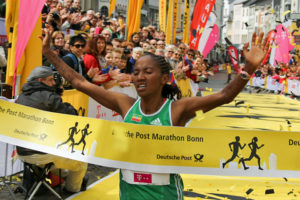 Die Marathon-Siegerin des Deutsche Post Marathon Bonn 2015: Adanaech Mamo. Foto: MMP