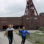 Olaf Thon und Michael Schulz beim gemeinsamen Probelauf und Staffelstabübergabe auf Zeche Zollverein, die Teil der Strecke des VIVAWEST-Marathons sein wird. Foto: MMP
