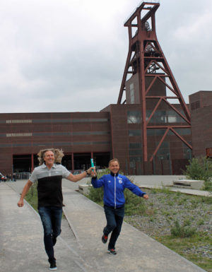 Olaf Thon und Michael Schulz beim gemeinsamen Probelauf und Staffelstabübergabe auf Zeche Zollverein, die Teil der Strecke des VIVAWEST-Marathons sein wird. Foto: MMP