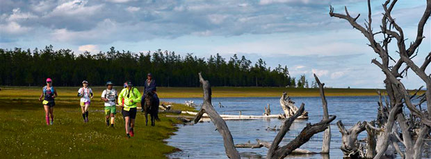 Unberührte Natur: Ein mongolischer Reiter sorgt als Streckenposten für Sicherheit. Bildrechte: www.ms2s.org / Khasar Sandag