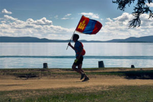 Zieleinlauf mit Stil: Der 100 km Sieger von 2015, Tumenbayar Shagdar. Bildrechte: www.ms2s.org / Khasar Sandag