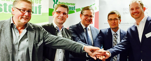 Auf dem Foto: Mathias Vetter, (Geschäftsführer des SC GW Paderborn), Hans-Joachim Meier (Teamleiter praenet), Michael Dreier (Bürgermeister der Stadt Paderborn), Friedhelm König (Geschäftsstellenleiter der SBK), Christan Stork (Organisationsleiter Paderborner Osterlauf)