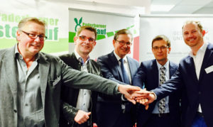 Auf dem Foto: Mathias Vetter, (Geschäftsführer des SC GW Paderborn), Hans-Joachim Meier (Teamleiter praenet), Michael Dreier (Bürgermeister der Stadt Paderborn), Friedhelm König (Geschäftsstellenleiter der SBK), Christan Stork (Organisationsleiter Paderborner Osterlauf)