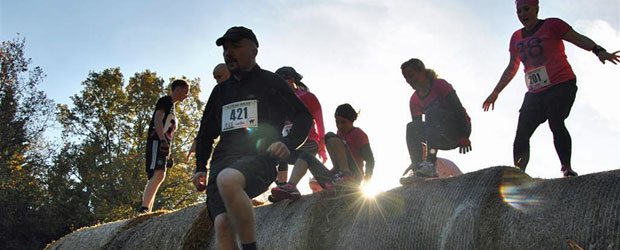 Läufer auf dem Strohballen-Hindernis. Copyright: Sport Ziel 2015