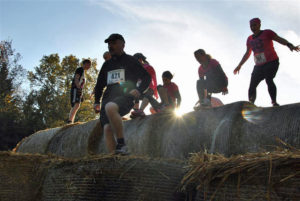 Läufer auf dem Strohballen-Hindernis. Copyright: Sport Ziel 2015