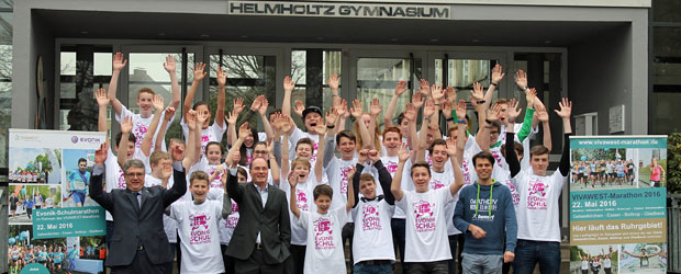 Schüler des Helmholtz Gymnasiums Essen mit Thomas Wels, Leiter Kommunikation/Marketing und Public Affairs VIVAWEST Wohnen GmbH (links), Dietrich Hesse, Head of People & Organizational Development, Corporate Human Resources (mitte) und Matthias Graute, Sieger VIVAWEST-Marathon 2015. (Quelle: MMP)