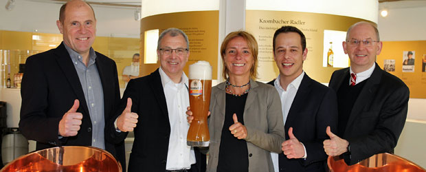 Von links nach rechts: Harald Scherer (Leiter der Krombacher Media-Agentur DMS), Jo Schindler (Renndirektor Frankfurt Marathon), Petra Wassiluk (Veranstaltungsmanagement motion events GmbH), Carsten Schütz (DMS) und Uwe Riehs (Geschäftsführer Marketing der Krombacher Brauerei). Copright Frankfurt Marathon