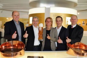 Von links nach rechts: Harald Scherer (Leiter der Krombacher Media-Agentur DMS), Jo Schindler (Renndirektor Frankfurt Marathon), Petra Wassiluk (Veranstaltungsmanagement motion events GmbH), Carsten Schütz (DMS) und Uwe Riehs (Geschäftsführer Marketing der Krombacher Brauerei). Copright „Frankfurt Marathon"