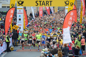 Start des Deutsche Post Marathon Bonn 2016. Foto: MMP