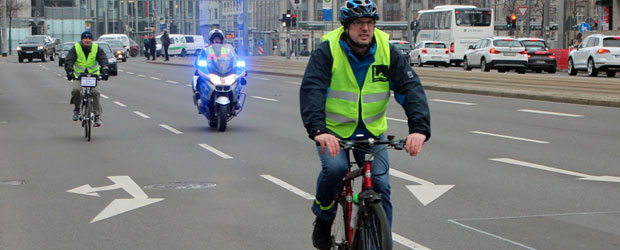 Peter Schütze (vorn), sportlicher Leiter des LEIPZIG MARATHONS und John Kunkeler (NED), international zertifizierter Vermesser, in Begleitung von Polizeihauptmeister Karsten Ertl bei der Vermessung auf dem Grimmaischen Steinweg. Quelle: SachsenSportMarketing GmbH