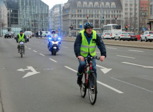 Peter Schütze (vorn), sportlicher Leiter des LEIPZIG MARATHONS und John Kunkeler (NED), international zertifizierter Vermesser, in Begleitung von Polizeihauptmeister Karsten Ertl bei der Vermessung auf dem Grimmaischen Steinweg. Quelle: SachsenSportMarketing GmbH