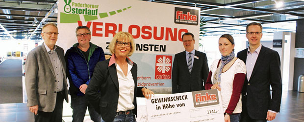 Von links: Friedhelm Hake (Caritas Paderborn), Mathias Vetter (Geschäftsführer SC GW), Rosi Aschenbrenner, Rudolf Boedeker (Hausleiter Möbel Finke), Carina Groppe (U25), Mike Woelke. Foto von: Presseagentur FOREWARD!, Katja Finke