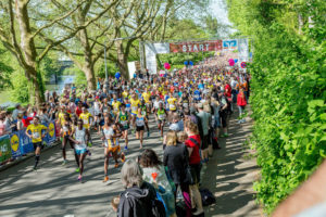 Der Start des Halbmarathons ist für die Zuschauer jedes Jahr ein echtes Erlebnis. Bildnachweis Daniel Nasse/HMG