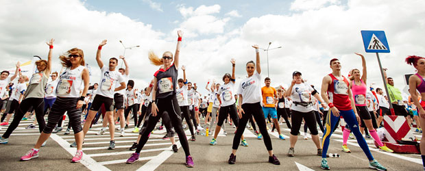 Teilnehmer wärmen sich gemeinsam auf vor dem Wings for Life World Run in Bukarest (Rumänien) am 3. Mai des letzten Jahres. Foto: Andrei Mosloc für Wings for Life World Run. © Red Bull Media House