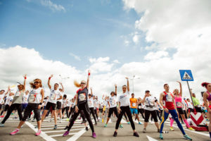 Teilnehmer wärmen sich gemeinsam auf vor dem Wings for Life World Run in Bukarest (Rumänien) am 3. Mai des letzten Jahres. Foto: Andrei Mosloc für Wings for Life World Run. © Red Bull Media House