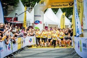 Frauen beim Deutsche Post Ladies Run kurz nach dem Start. Foto: MMP